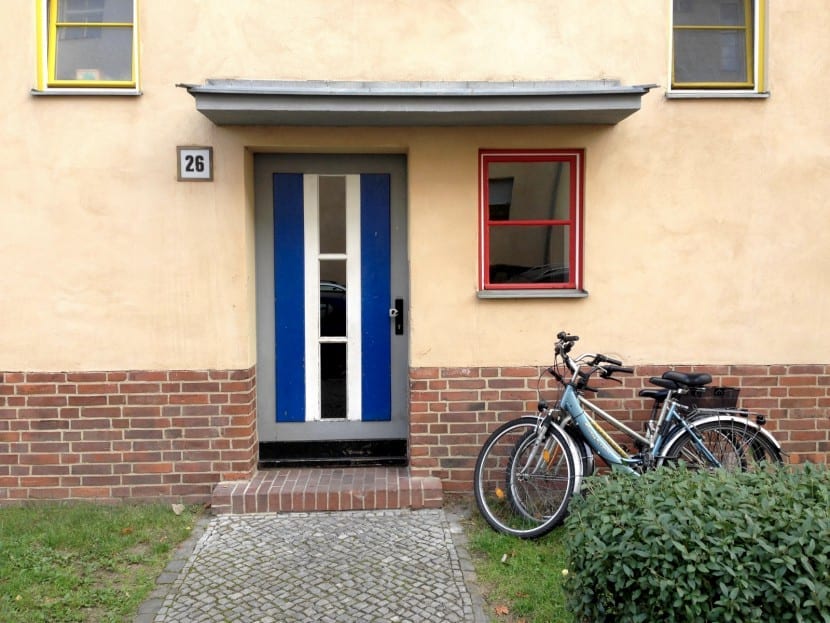 Hauseingang in der Sültstraße mit originalgetreuen Fenster- und Türfarben (Foto: Eric Sturm)