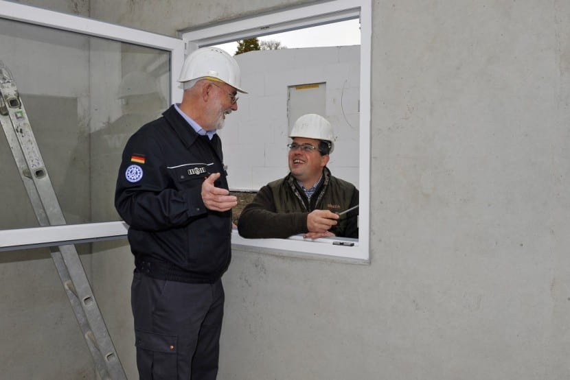 Die beiden Initatoren der Betonshelter in Bad Neuenahr-Ahrweiler: Dipl-Ing. Peter Görgen (l.) und Dipl.-Ing. Martin Hachmeister (r.)