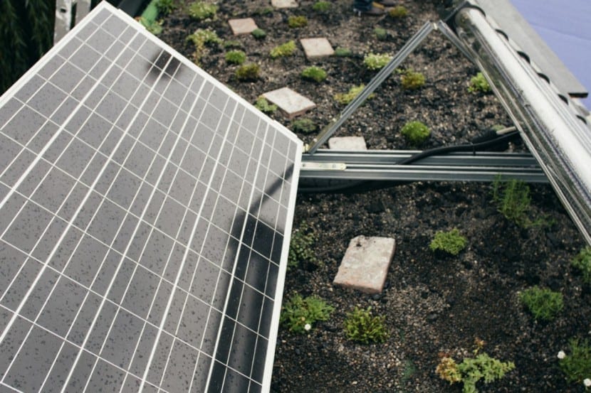 Photovoltaik-Anlage und PflanzenklÄranlage auf dem Dach