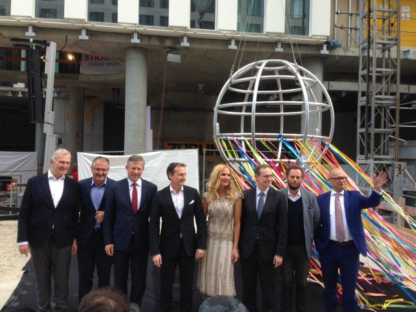 "Photo Call" beim Richtfest des UPPER WEST (von links nach rechts: Dieter Müller, Michael Fuchs, Olaf Demuth, Thomas Hohwieler, Sonya Kraus, Michael Müller, Olaf Nicolai, Prof. Christoph Langhof)