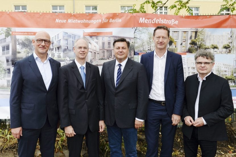 Spatenstich Gesobau: v.l.n.r. Jörg Franzen (Vorstandsvorsitzender der GESOBAU AG), Matthias Köhne (Bezirksbürgermeister von Pankow), Andreas Geisel (Senator für Stadtentwicklung und Umwelt) Niklot von Bülow (Vertreter des Generalübernehmers Ed. Züblin AG) Prof. Gerd Jäger, BE Berlin GmbH (Foto: René Zieger)