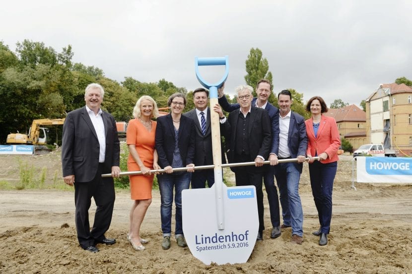 Spatenstich Lindenhof: v.l.n.r. Wilfried Nünthel (Bezirksstadtrat), Stefanie Frensch (HOWOGE-GF), Birgit Monteiro (Bezirksbürgermeisterin Lichtenberg), Andreas Geisel (Senator für Stadtentwicklung und Umwelt), Niklot von Bülow (Vertreter des Generalübernehmers Ed. Züblin AG) Alexander Lohausen (Leiter Berliner Büro von KSP Jürgen Engel Architekten), Max Dudler (Architekt), Sophia Eltrop (HOWOGE-GF) – Foto: René Zieger