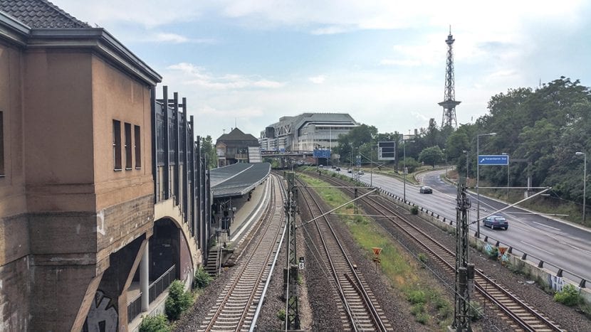 Im Wettbewerbsgebiet: Berliner S-Bahnring entlang der Stadtautobahn A 100 Richtung ICC und Autobahndreieck Funkturm (© Architekten- und Ingenieur-Verein zu Berlin)