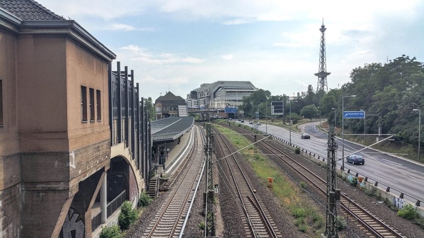 Im Wettbewerbsgebiet: Berliner S-Bahnring entlang der Stadtautobahn A 100 Richtung ICC und Autobahndreieck Funkturm (© Architekten- und Ingenieur-Verein zu Berlin)