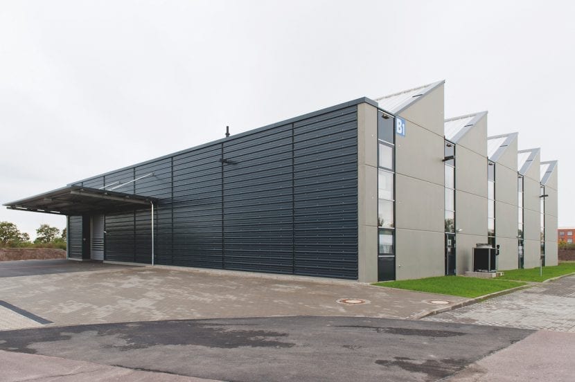 Am 06.10.2017 wurde die von Architekt Thomas Herzog entworfene Produktionshalle mit 1.000 qm am Standort Halle eingeweiht (Foto: Schöck Bauteile GmbH)