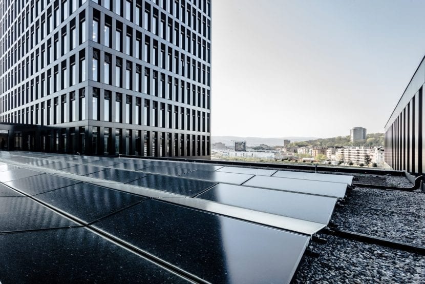 Photovoltaik-Elemente auf dem Dach des Sockelgebäudes (Foto: Adriano Biondo)