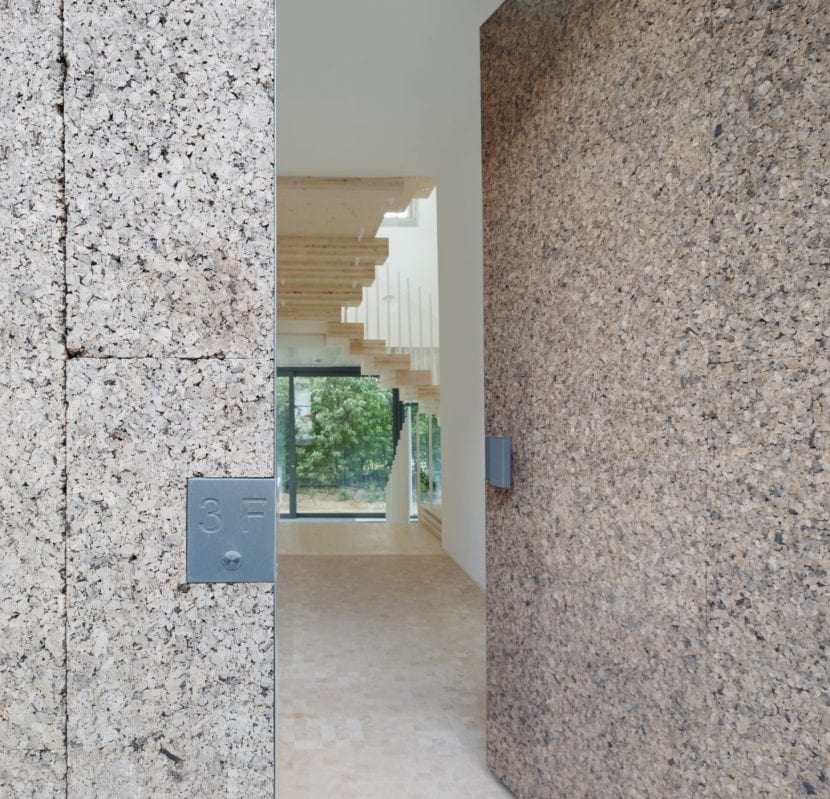 Der Hauseingang ist wie die Fassade mit Korkplatten verkleidet. (Foto: Gui Rebelo / rundzwei Architekten)