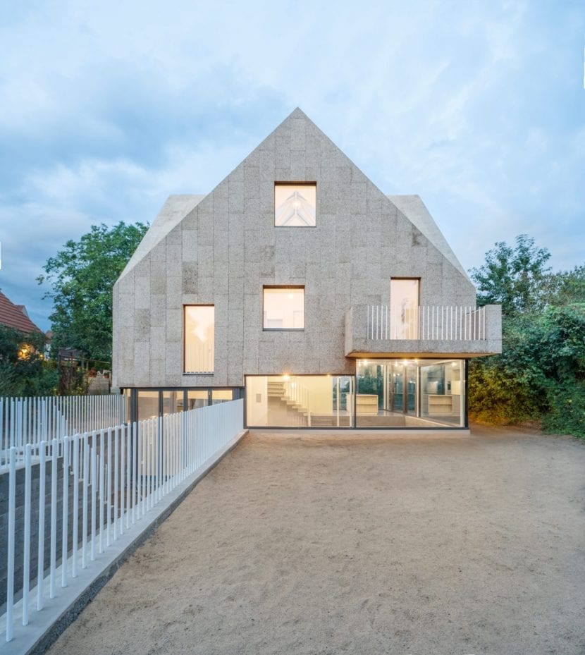 Ansicht des Korkenzieher-Hauses vom Garten aus, links der blickgeschützte Pool (Foto: Gui Rebelo / rundzwei Architekten)