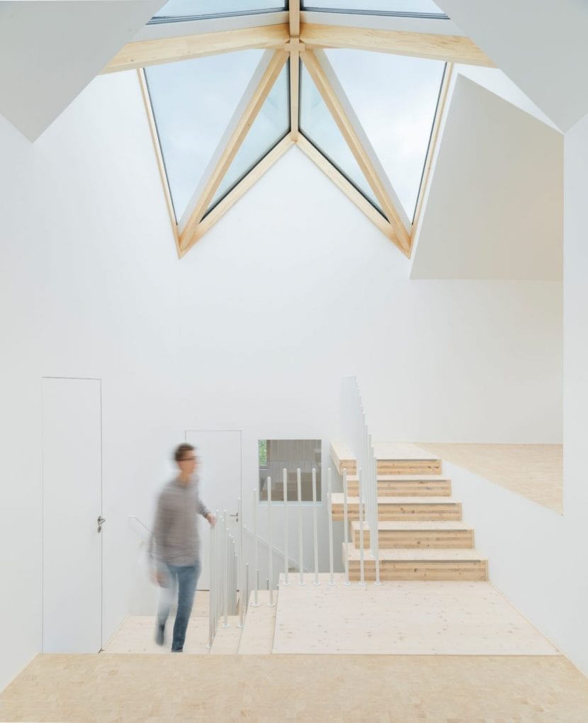 Über große Glasflächen wird der Treppenraum natürlich belichtet (Foto: Gui Rebelo / rundzwei Architekten)
