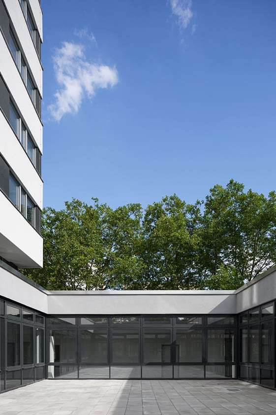 Jobcenter Berlin-Mitte: Verbindungsgang zwischen Flachbau und Hochhaus (Foto: Andreas Meichsner)