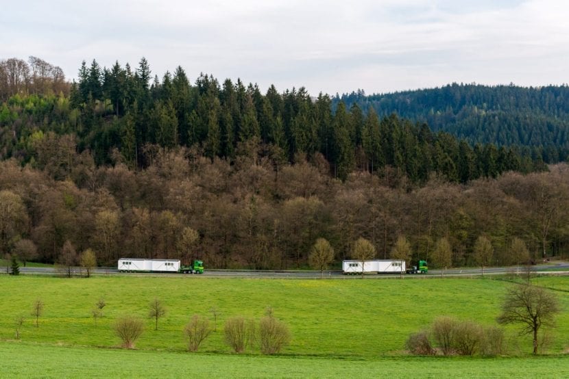 Schwerlasttransport per Tieflader: ALHO-Module auf dem Weg zur Baustelle (Foto: ALHO)