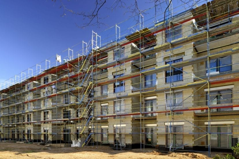 Fassadenarbeiten an einem Wohnhaus der Wohnungsgesellschaft Leverkusen in Modulbauweise (Foto: ALHO)