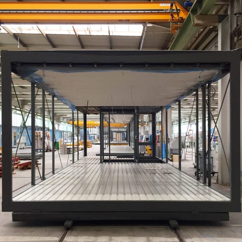 Sonderformat: Ein über vier Meter breites Modul in der ALHO-Werkshalle (Foto: Eric Sturm)