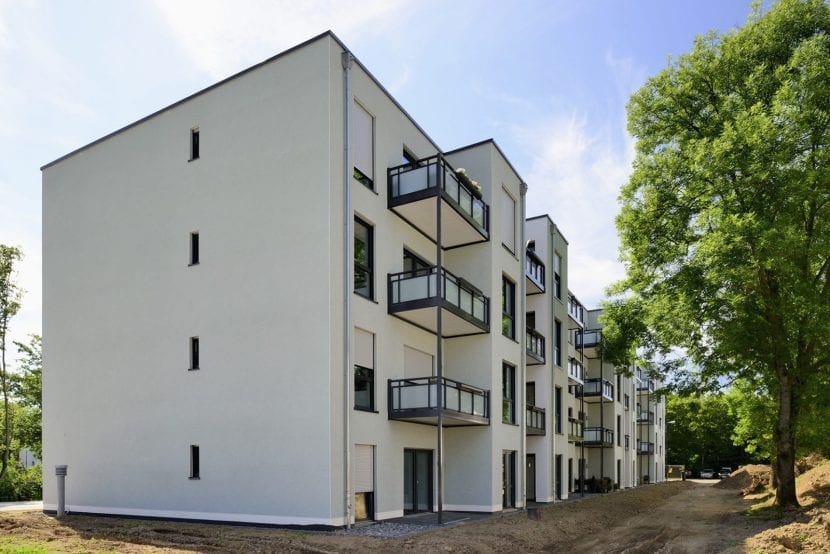 Blick ins Grüne: Wohnhaus in Modulbauweise nach der Fertigstellung (Foto: ALHO)