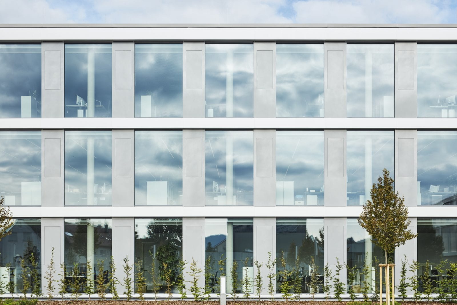 Fassadenansicht Büroriegel im geöffneten Zustand (Foto: Dietmar Strauss)