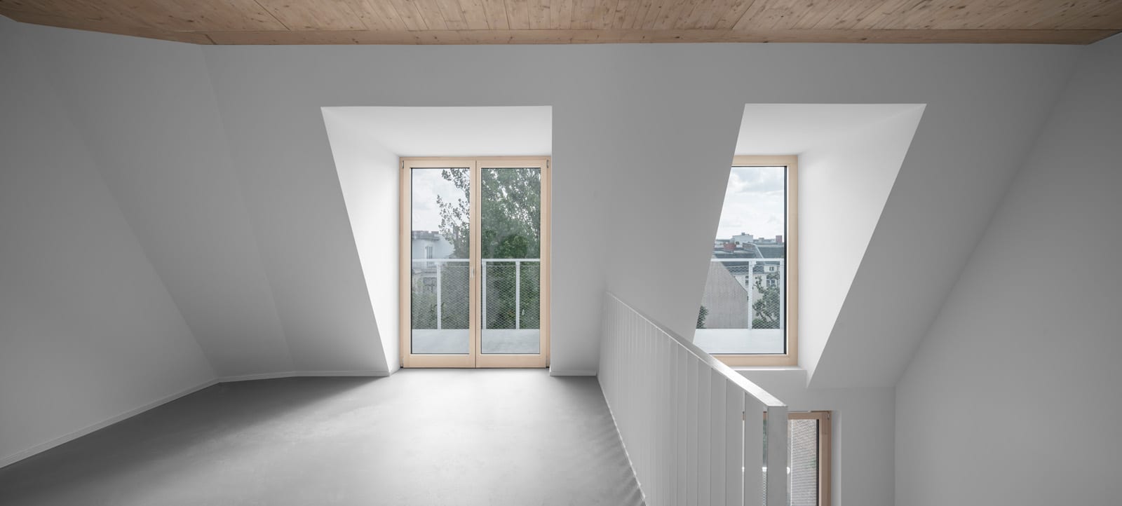 Bodentiefe Holz-Aluminium-Fenster in einer Maisonnette-Wohnung (Foto: Gui Rebelo)
