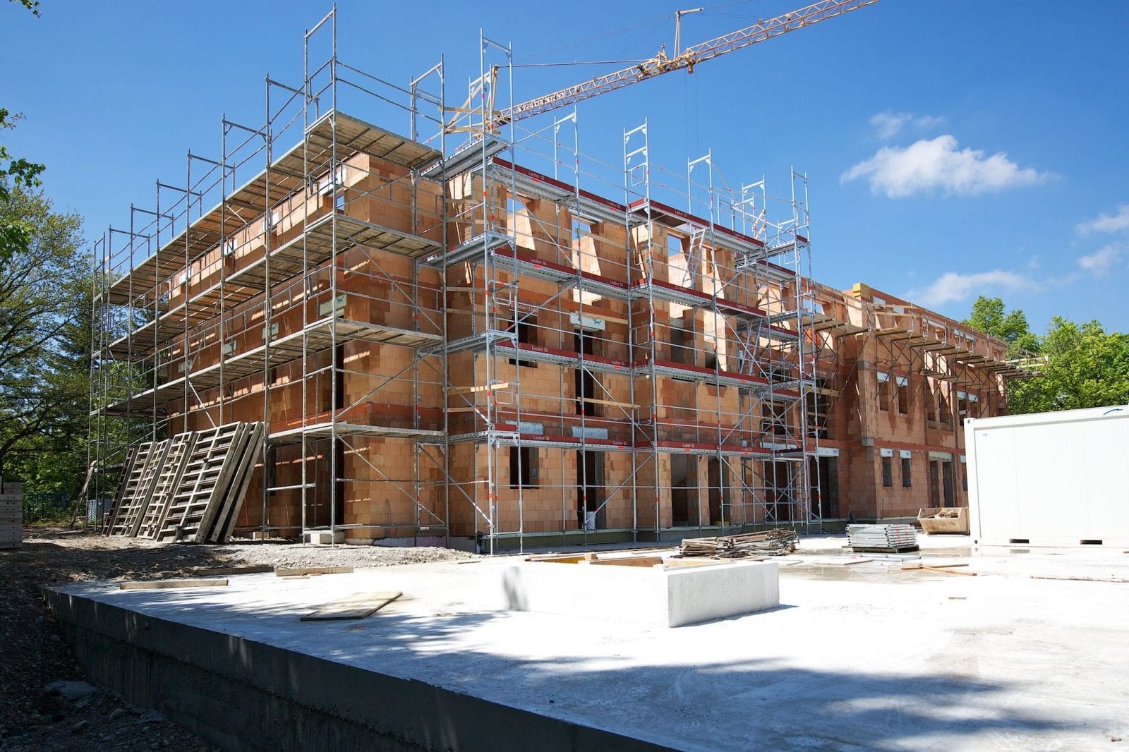 Um die Volkswirtschaft nicht zum Stillstand zu bringen, bleibt es essenziell, die Baustellen in Deutschland offen zu halten (Foto: Lebensraum Ziegel / Christoph Große)