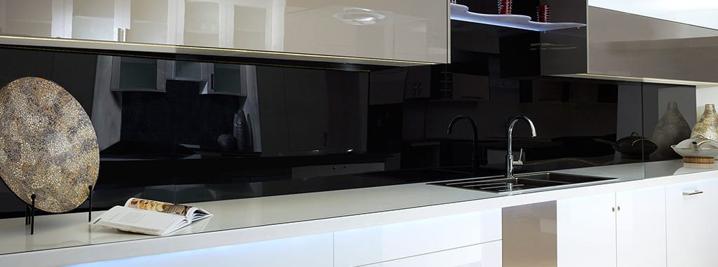Küchenrückwand aus schwarzem Acrylglas (Foto: kunststoffplattenonline.de)