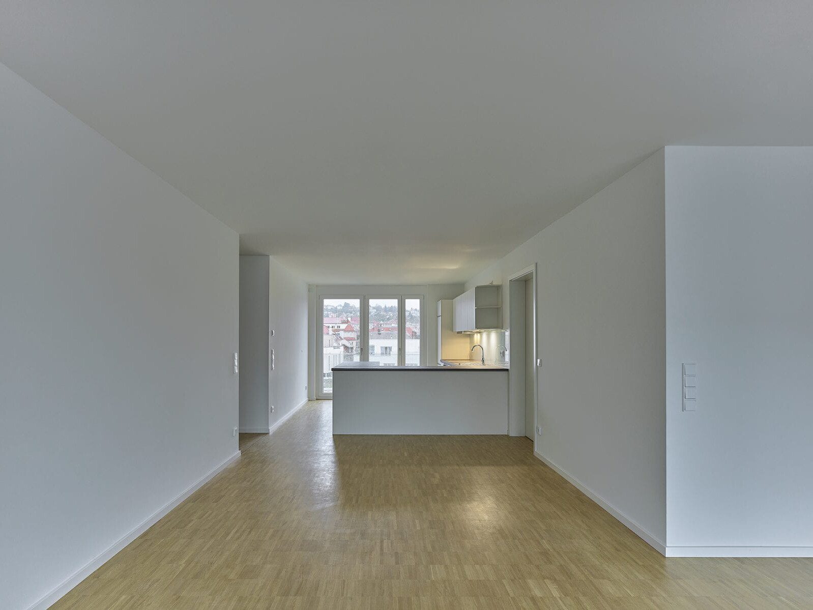 Viel Licht und feine Details: Wohnung mit offener Küche (Foto: Oliver Rieger)