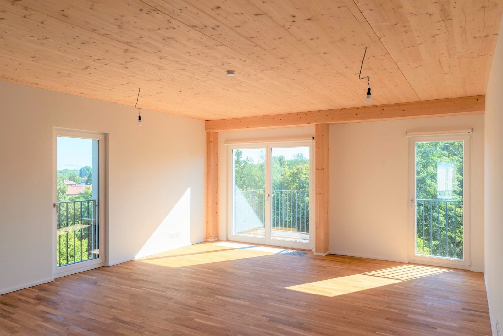 Wohnen mit Holz: Blick in eine Wohnung im Quartier WIR in Berlin-Weißensee (Foto: Erik-Jan Ouwerkerk)