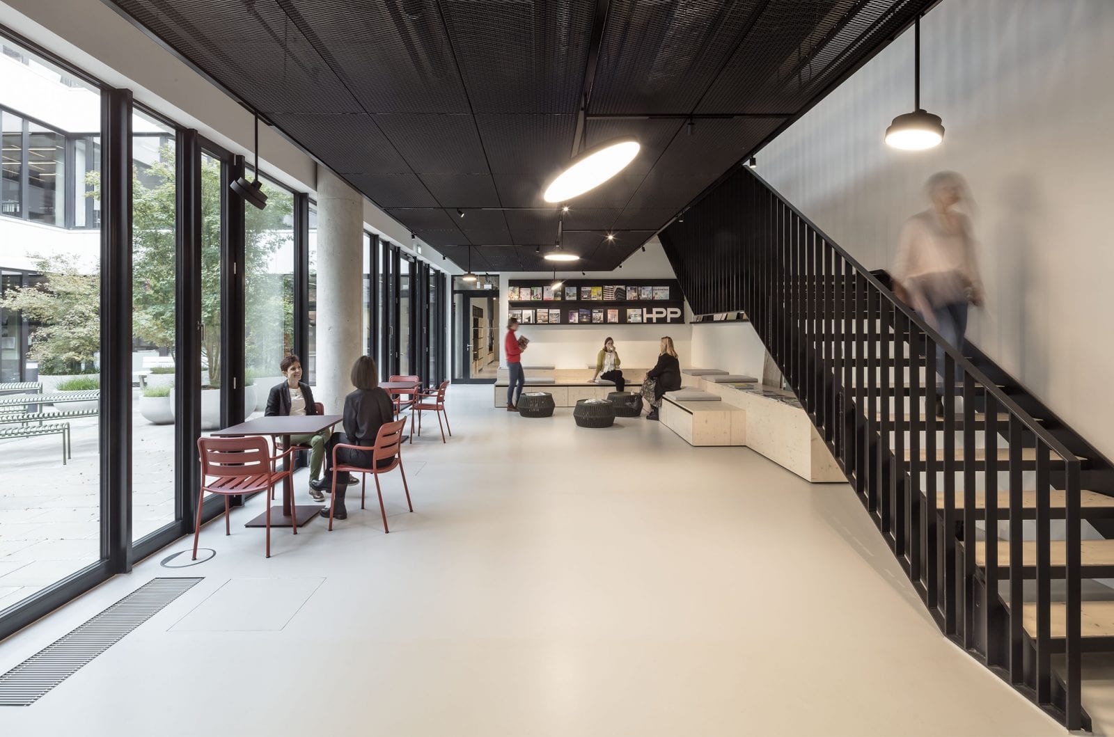 Der Kommunikationshub im ersten Obergeschoss bietet eine Zeitschriftenbibliothek und Raum für Pausen und informelle Gespräche (HPP Architekten / Foto: Ralph Richter)