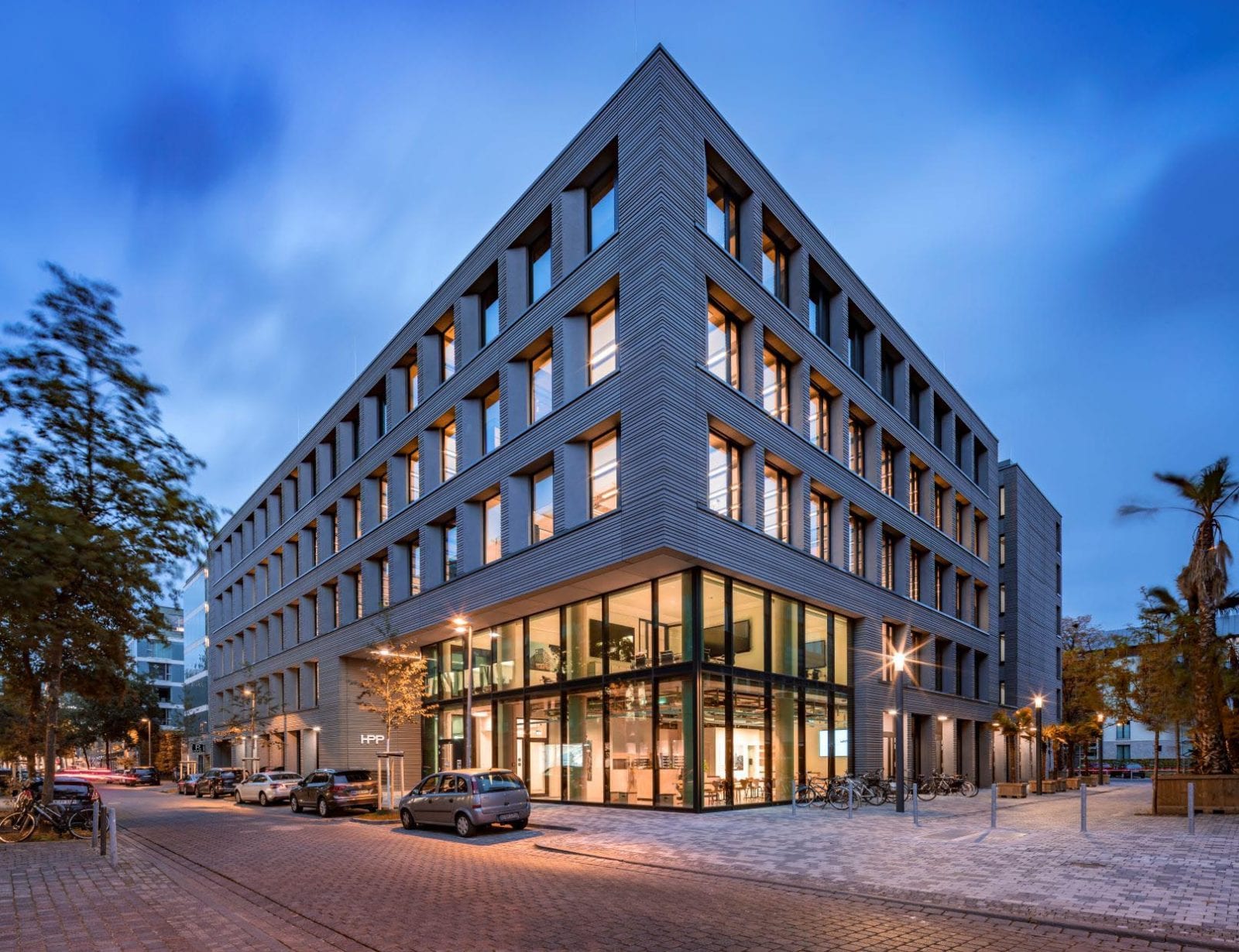 Die "Mixed-Use-Immobilie" im Düsseldorfer Medienhafen beherbergt neben den Büroflächen auch Wohnungen und Gastronomie und wurde für den Projektentwickler INTERBODEN realisiert (HPP Architekten / Foto: Ralph Richter)