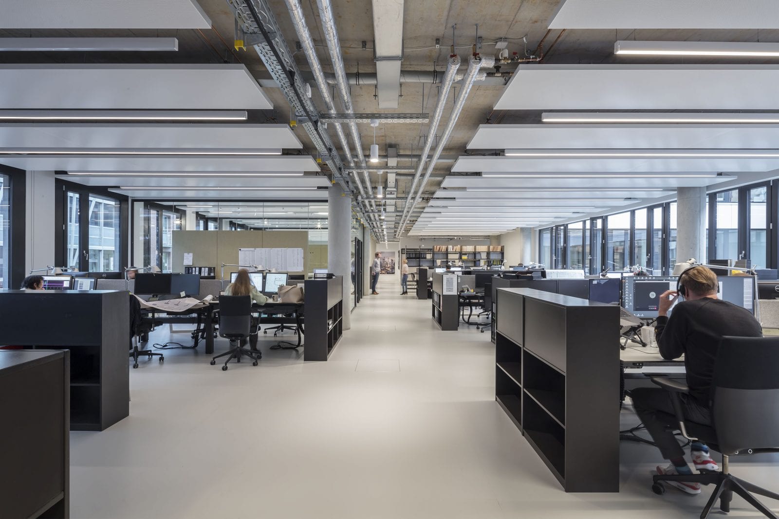 Offene Decken mit abgehängten Kühl- und Akustiksegeln über den Arbeitsplätzen (HPP Architekten / Foto: Ralph Richter)