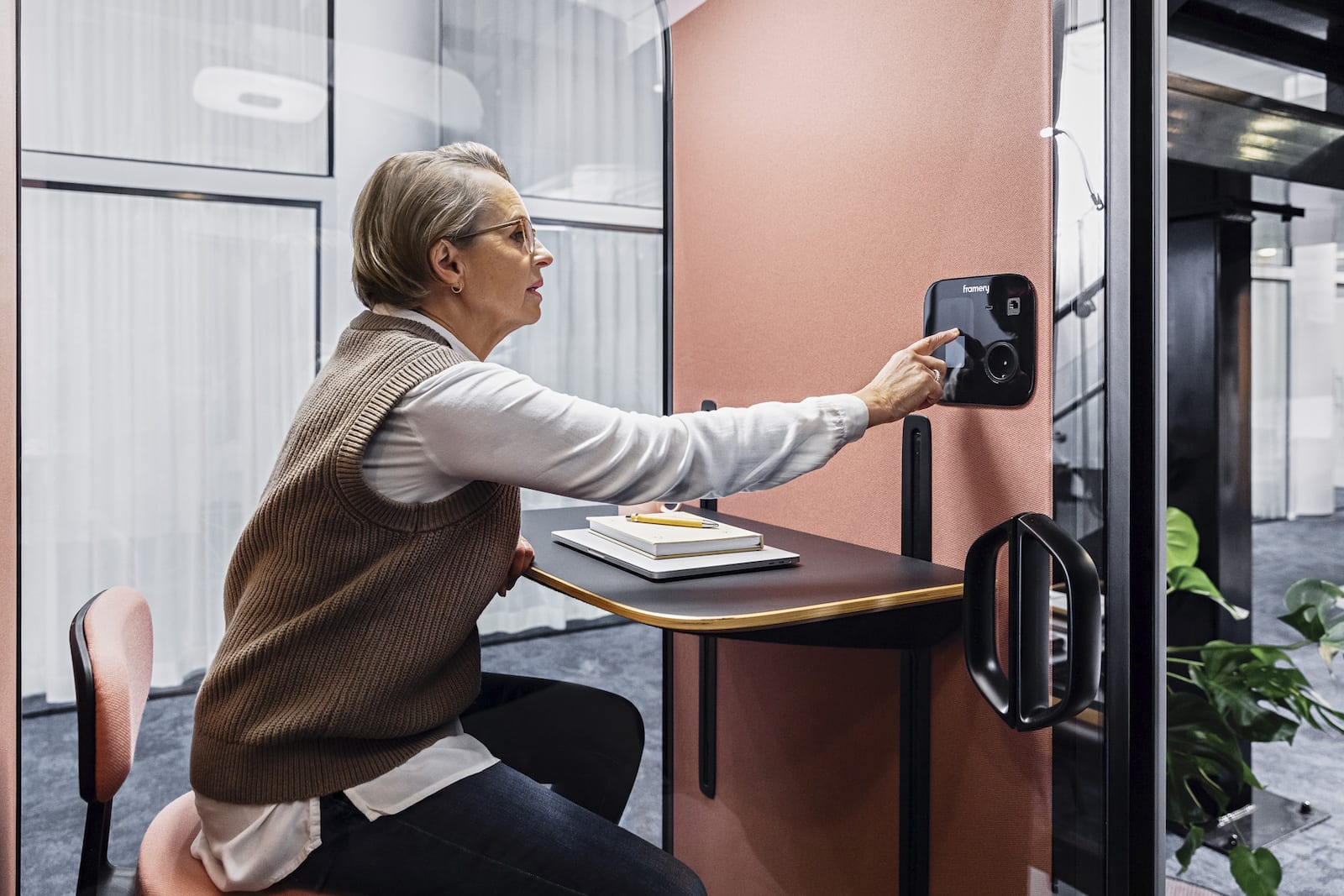 Über einen Touchscreen werden Reservierungen, die Luftzirkulation und die Beleuchtung der Telefonbox gesteuert. (Foto: Framery)