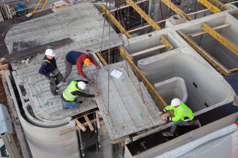 Auf der Baustelle werden die einzelnen Fertigteildeckenelemente miteinander verbunden. (Foto: aquatherm GmbH)