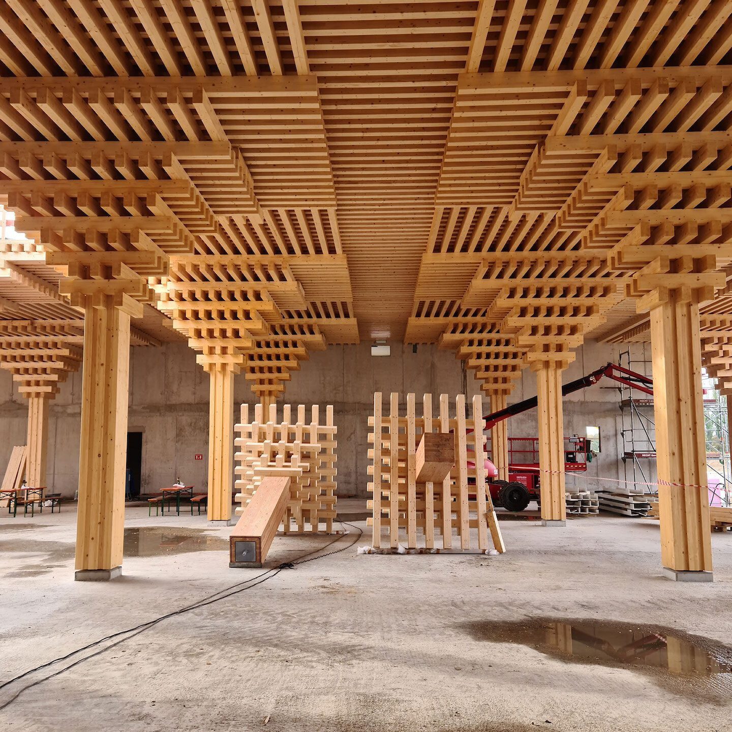 Die Holzkonstruktion des REWE Green Farming-Markt in Wiesbaden-Erbenheim während der Bauphase (Foto: REWE / Jürgen Arlt / ACME)