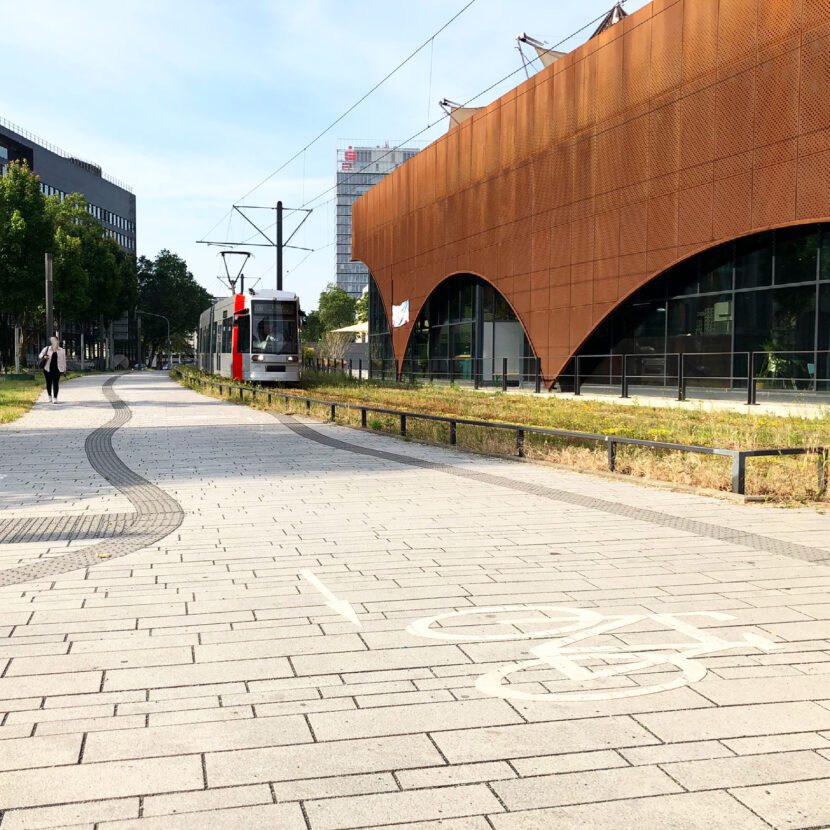 Die umgebaute Berliner Allee mit Tramtrasse, Fuß- und Radweg am Martin-Luther-Platz in Düsseldorf. Rechts der Pavillon von Architekt Juan Pablo Molestina, 2018 (Foto: Eric Sturm)