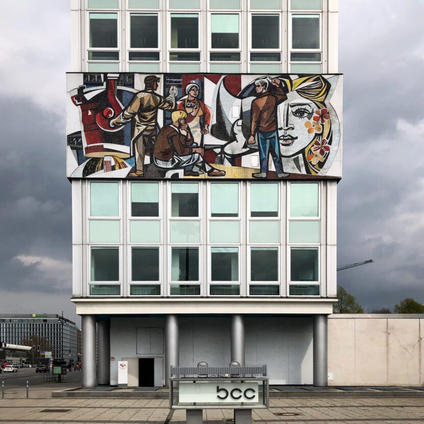 Haus des Lehrers am östlichen Rand des Alexanderplatzes in Berlin-Mitte, 1961–1964, Architekt: Hermann Henselmann, Fries: Walter Womacka (Foto: Eric Sturm)