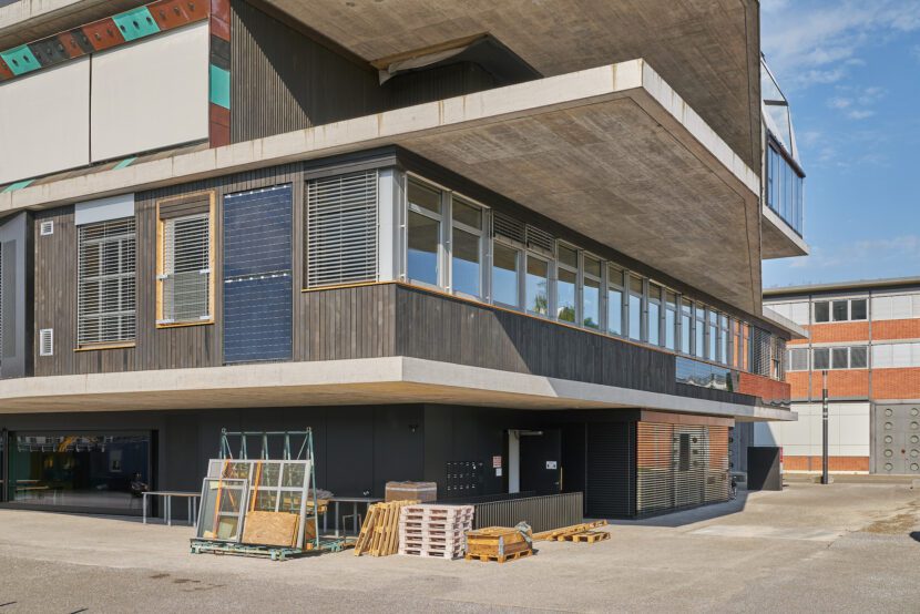 Für die Fassade der Sprint-Unit wurden die Holzlatten des NEST "Backbone", die beim Einfügen der neuen Unit abmontiert wurden, wieder- verwendet. Die PV-Module stammen aus vergangenen Projekten. (Foto: Martin Zeller)