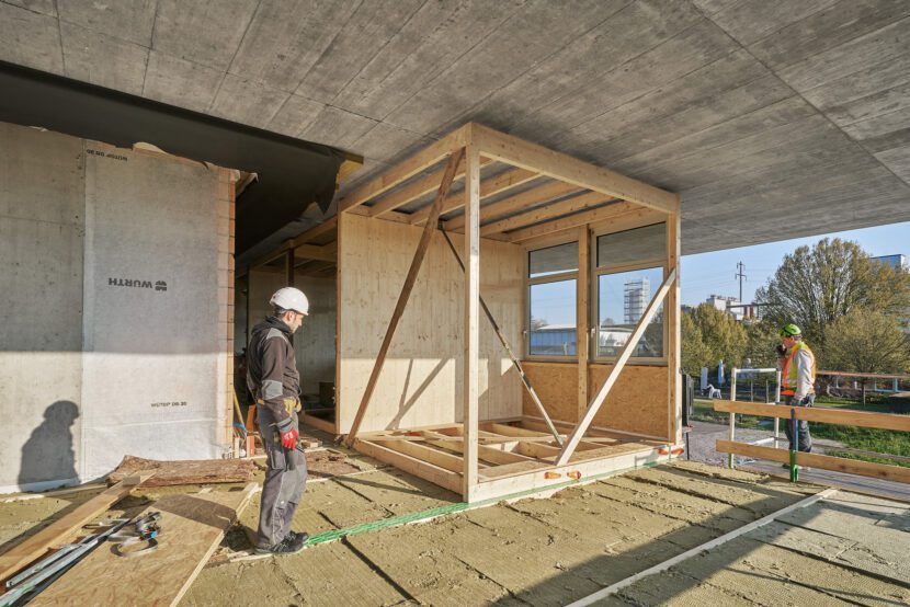 Auf der untersten Plattform des NEST-Gebäudes wurden die Holzmodule miteinander verschraubt. Als Dämmung wurden gebrauchte Steinwollplatten, Stroh und Aerogel verwendet. (Foto: Martin Zeller)