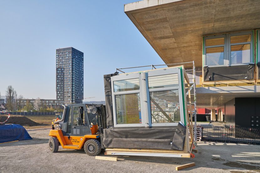 Die vorproduzierten Holzmodule wurden per Gabelstapler auf die unterste Plattform des NEST-Gebäudes auf dem Empa-Campus gehoben (Foto: Martin Zeller)