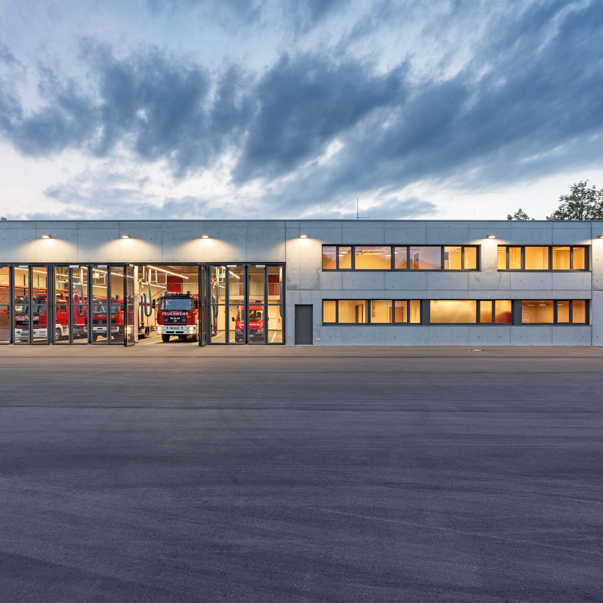 Die Ostansicht des Feuerwehrhauses, links die Fahrzeughalle, rechts die Verwaltungs-, Sitzungs- und Aufenthaltsräume (Bild: MRP Studio, Michael Renner)