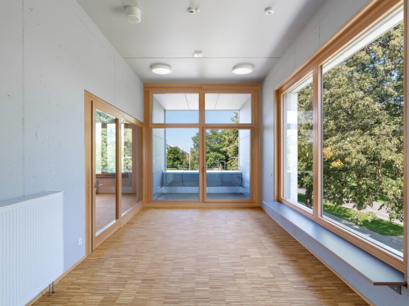Zugang zum Saal und Blickbezug nach Aussen durch Sitzfenster und Loggia (Bild: MRP Studio, Michael Renner)