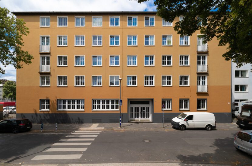 Der Massivbau aus den 1950er Jahren vor der energetischen Sanierung durch Pannhausen + Lindener Architekten (Foto: Thorsten Kern)