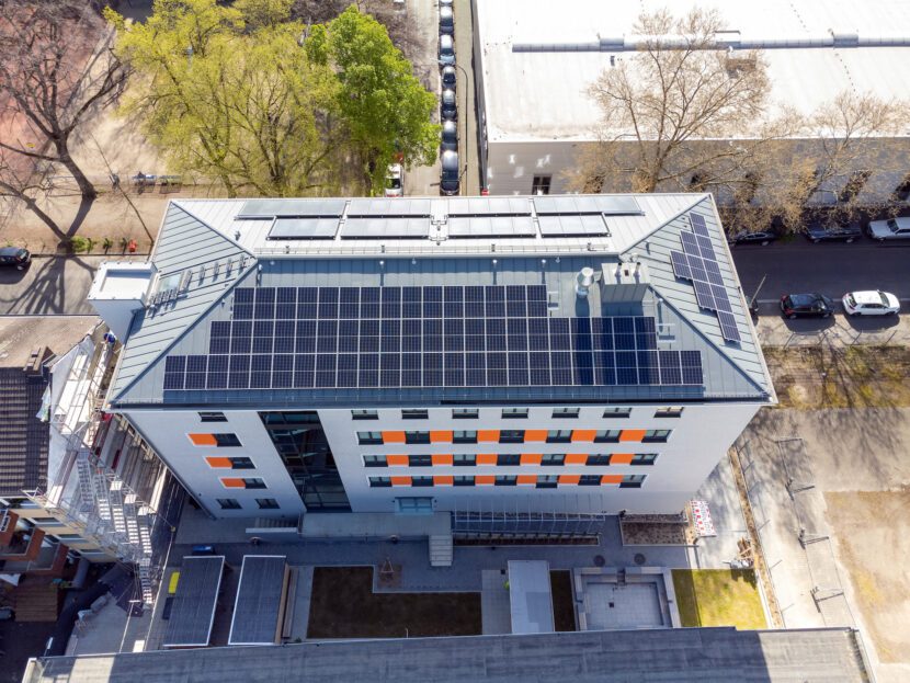 Dachaufsicht mit Solarthermie- und Photovoltaik-Paneelen, davor der neugestaltete Hofbereich (Foto: Thorsten Kern)