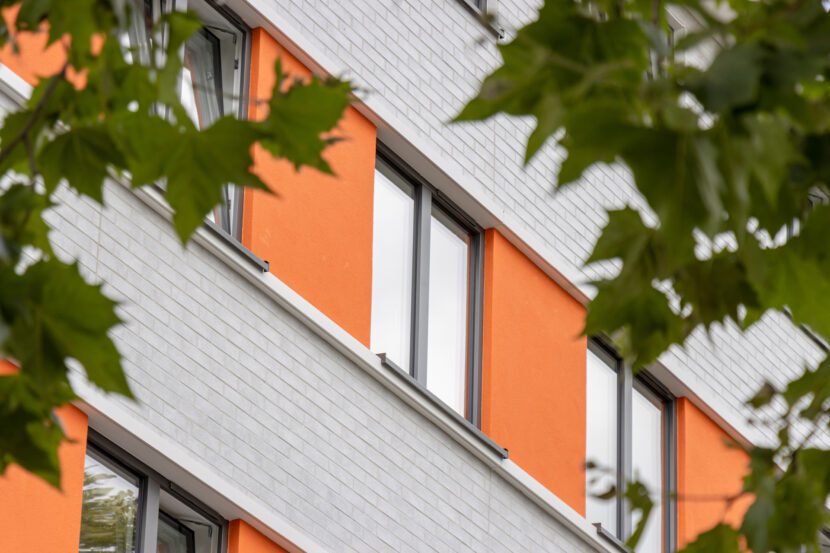 Die Putzflächen zwischen den Zimmerfenstern leuchten im Kolping-typischen Orange (Foto: Thorsten Kern)