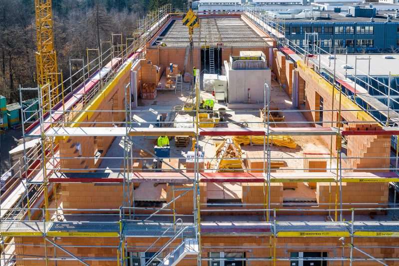 Die fünf Obergeschosse des Bürogebäudes in München-Gräfelfing wurden aus zweischaligem Coriso-Ziegelmauerwerk von Leipfinger-Bader errichtet (Foto: Heiko Stahl)