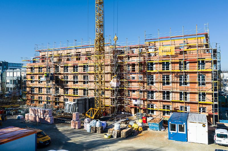 Energetisch autark: Das Bürohaus in München-Gräfelfing hält dank seiner 65 Zentimeter dicken Ziegel-Außenwand die Raumtemperatur konstant zwischen 22 und 26 Grad Celsius – und zwar ohne zusätzliche Heizung oder Klimaanlage (Foto: Heiko Stahl)