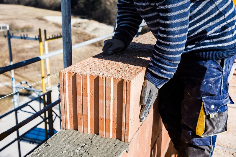 Wirtschaftlich vorteilhaft: Der dämmstoffgefüllte Coriso-Mauerziegel lässt sich gut verarbeiten, sodass der Büro-Rohbau in München-Gräfelfing zügig entstehen konnte (Foto: Heiko Stahl)