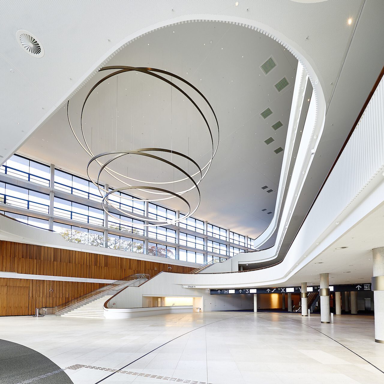 Das neu gebaute Foyer bildet das eindrucksvolle Herzstück des sanierten CCH. Im Zentrum der 4-geschossigen Halle befindet sich eine skulpturale Pendelleuchte. (Foto: Knauf / Dirk Masbaum)