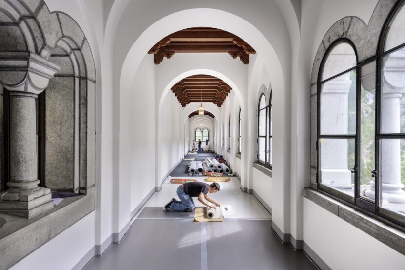 Um den historischen Boden optimal zu schützen, entschied sich der Bauherr für einen Bodenaufbau mit Entkoppelungsmatte und Edelstahlblech (Foto: UZIN)