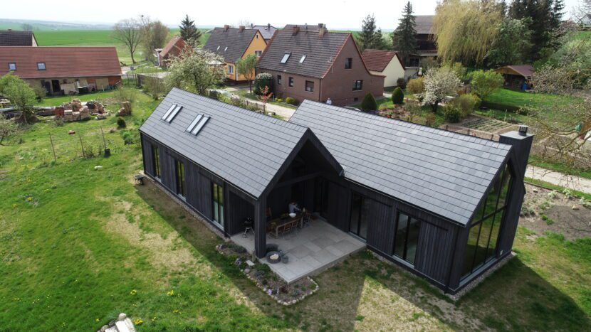 Die beiden Satteldächer des Ferienhauses wurden mit einer Rechteckdeckung aus Schiefersteinen gedeckt (Foto: Rathscheck)