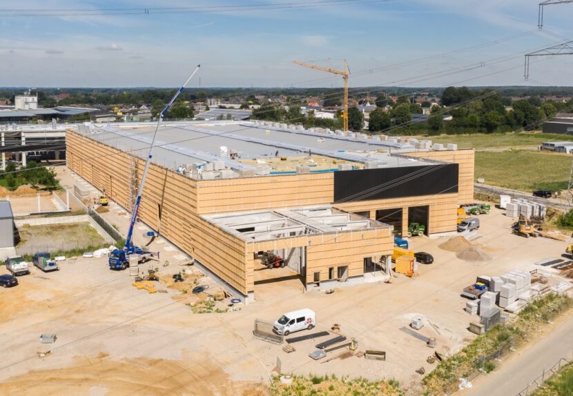 Der Gewerbebau wurde mit vorgefertigten Holzrahmenbauelementen statt Sandwichelementen realisiert – für eine bessere Ökobilanz (Foto: Brüninghoff)