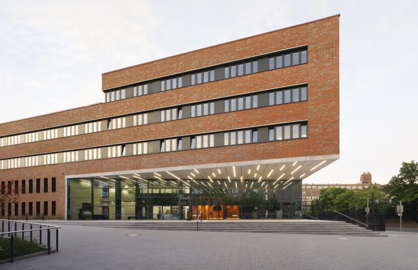 Ein vorplatzartiger Fußgängerbereich vor der Gebäudeecke und die Geometrie verleihen dem Baukörper Präsenz und Dynamik (Foto: Frank Aussieker)