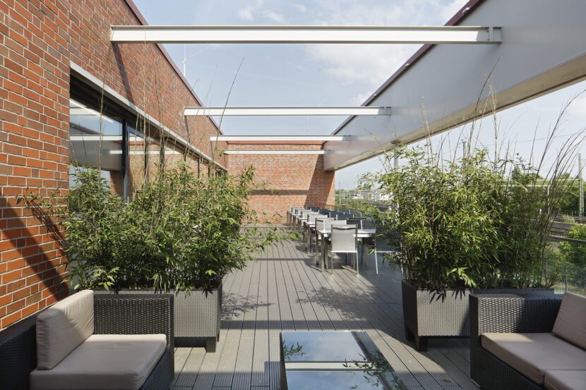 Die zur Bahntrasse hin gelegene Terrasse der Mensa bietet eine hohe Aufenthaltsqualität (Foto: Frank Aussieker)