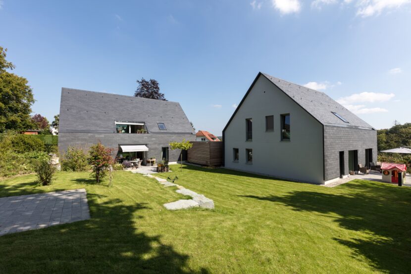 Das Einfamilienhaus bietet eine Wohnfläche von 190 m², das nördlich angrenzende Zweifamilienhaus stellt auf zwei Ebenen eine Wohnfläche von 230 m² zur Verfügung (Foto: Rathscheck Schiefer)